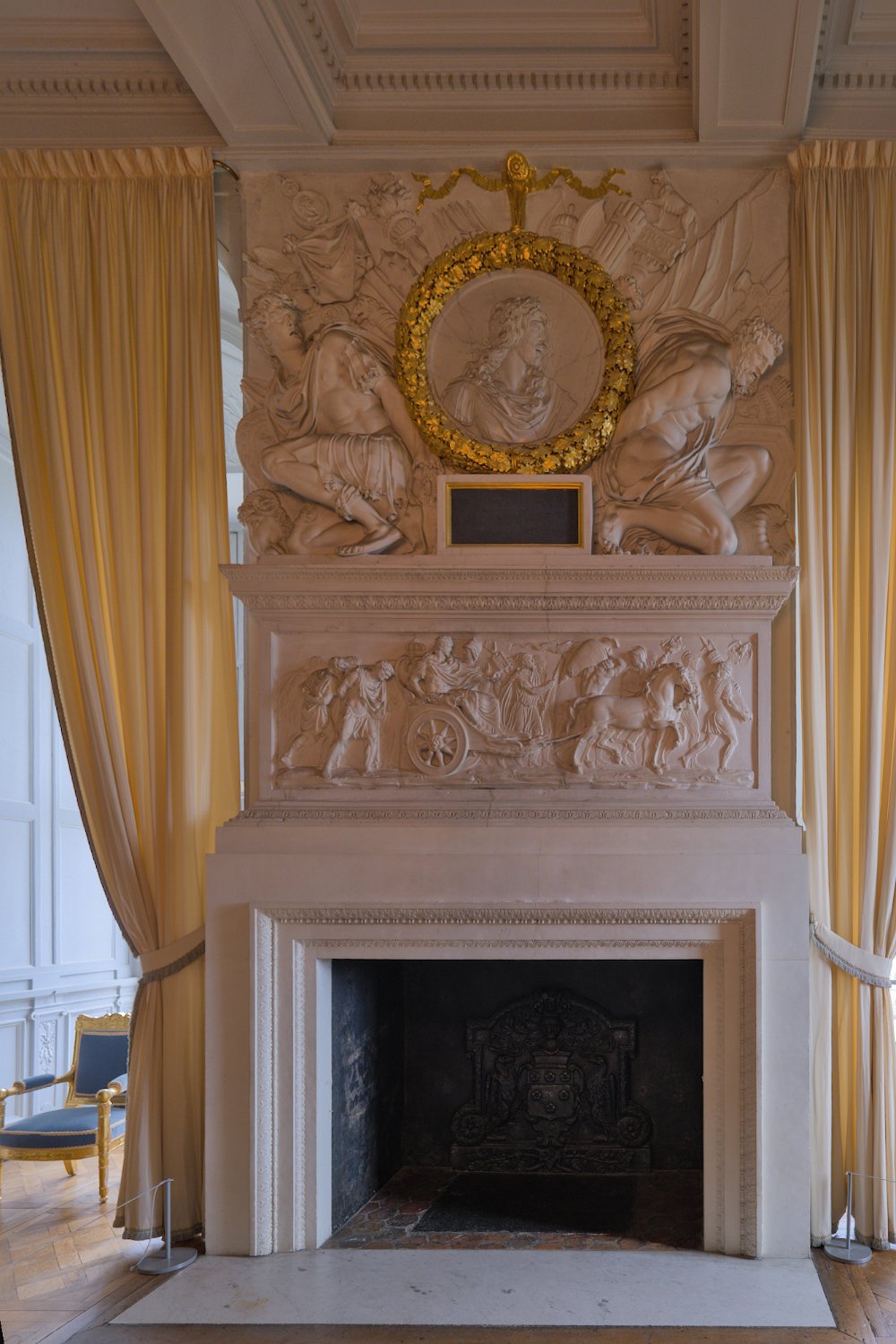 Chambre des captifs - Cheminée  (portrait de Louis XII entouré de 2 captifs)