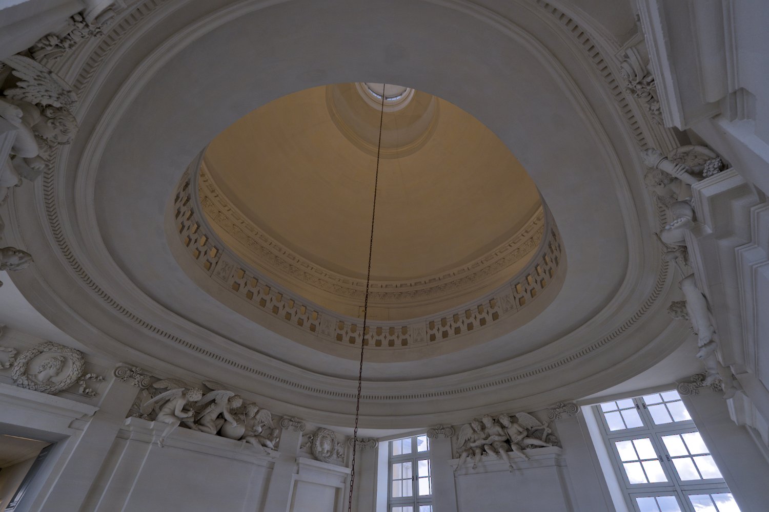 Grand escallier - Les groupes d'Anges de Philippe de Cluyster